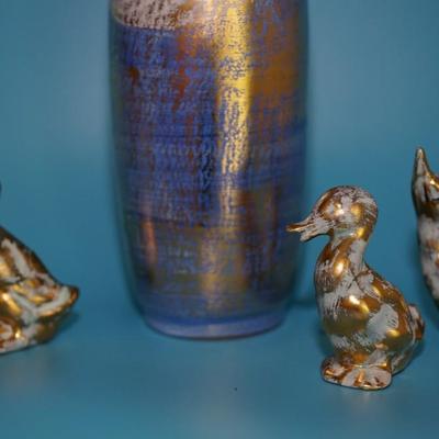 1950's STANGLE BLUE W/ GOLD VASE W/ THREE CERAMIC 3 3/4" DUCKS OF WHITE WITH GOLD.