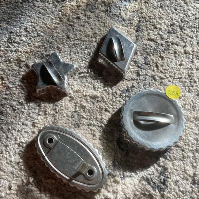 4 corrugated and handled cookie cutters