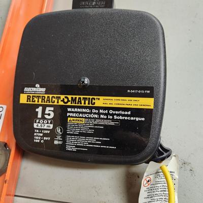 Lot with 3 Levels and 15ft Retract O Matic Work Light
