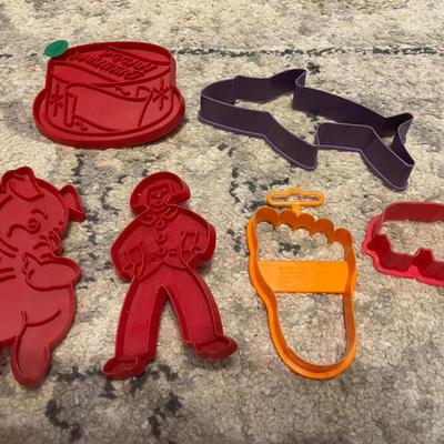Plastic cookie cutters-shark