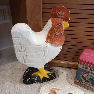 WOODEN ROOSTER, CERAMIC CUTTING BOARD AND A TIN