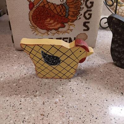 AN ASSORTMENT OF DECORATIVE ROOSTERS