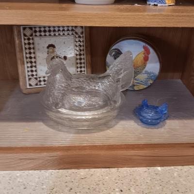 LARGE AND SMALL HENS ON NEST, ROOSTER HOT PLATE AND A TIN