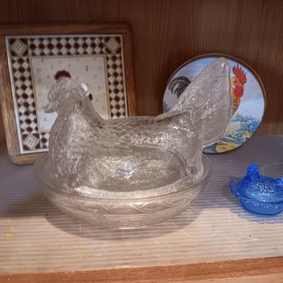 LARGE AND SMALL HENS ON NEST, ROOSTER HOT PLATE AND A TIN