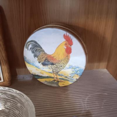 LARGE AND SMALL HENS ON NEST, ROOSTER HOT PLATE AND A TIN