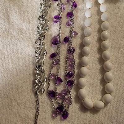A VARIETY OF COSTUME JEWELRY AND A SASAKI QUARTZ GLASS CLOCK