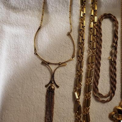 NICE VARIETY OF GOLD TONE SARAH COVENTRY NECKLACES