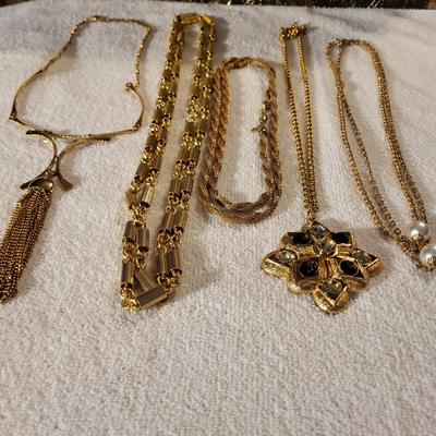 NICE VARIETY OF GOLD TONE SARAH COVENTRY NECKLACES