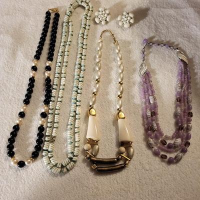 COSTUME JEWELRY NECKLACES AND A PAIR OF EARRINGS