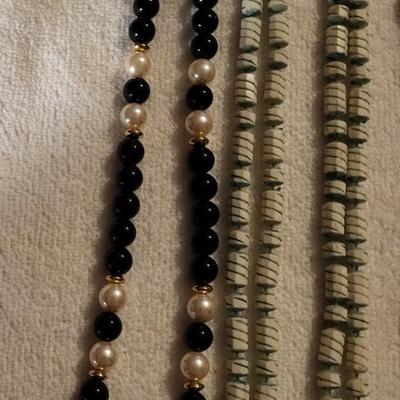 COSTUME JEWELRY NECKLACES AND A PAIR OF EARRINGS