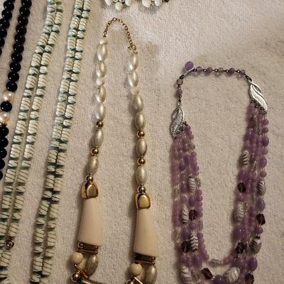 COSTUME JEWELRY NECKLACES AND A PAIR OF EARRINGS