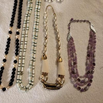 COSTUME JEWELRY NECKLACES AND A PAIR OF EARRINGS