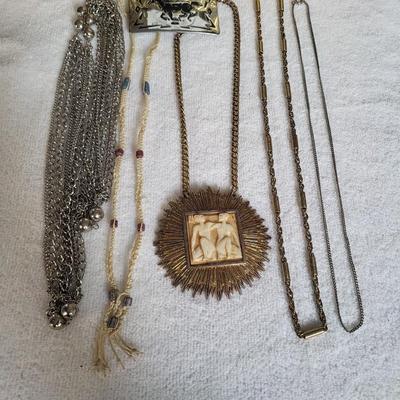 MIXED LOT OF COSTUME JEWELRY