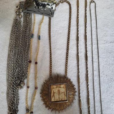 MIXED LOT OF COSTUME JEWELRY