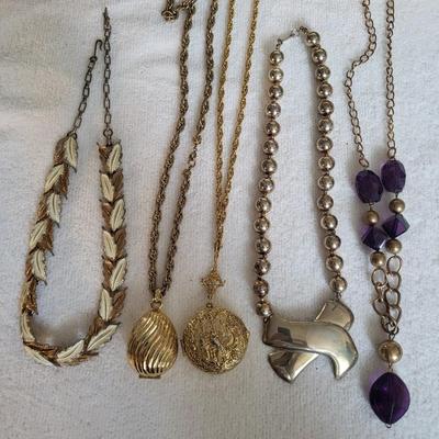 NICE VARIETY OF COSTUME JEWELRY