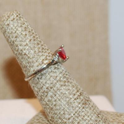 Size 6 Single Cranberry Red HEART Ring with 2 Clear Stones Side Accents on a Silver Tone Band (1.6g)