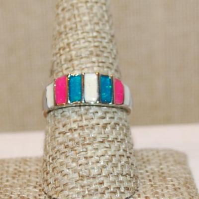Size 9 Green, Pink and White Enamel Style Ring on a Silver Tone Band (3.6g)
