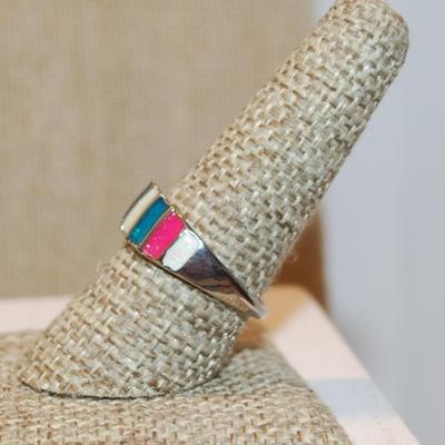 Size 9 Green, Pink and White Enamel Style Ring on a Silver Tone Band (3.6g)