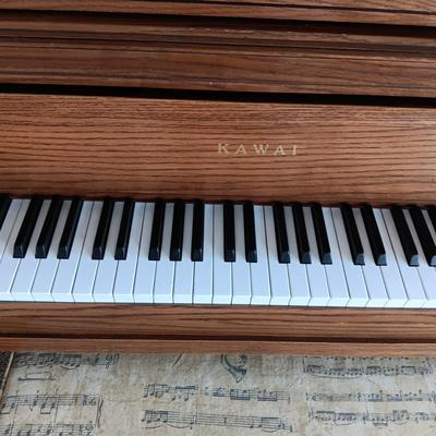 PRISTINE KAWAI PIANO W/ BENCH, SHEET MUSIC AND LAMP