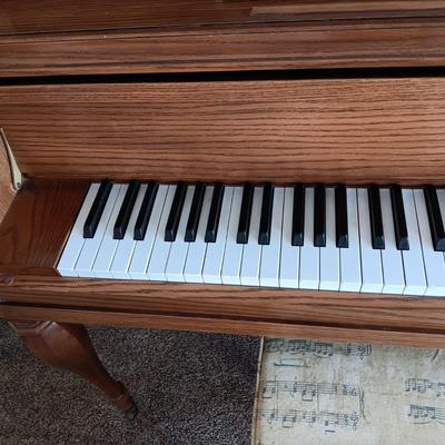 PRISTINE KAWAI PIANO W/ BENCH, SHEET MUSIC AND LAMP