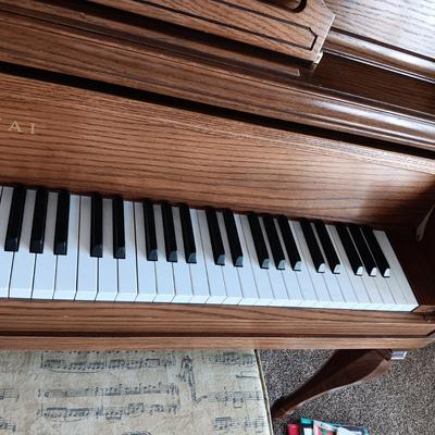 PRISTINE KAWAI PIANO W/ BENCH, SHEET MUSIC AND LAMP