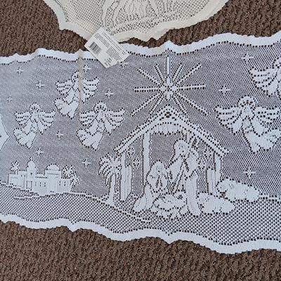 SCRAPS OF SEWING MATERIAL AND TABLE RUNNERS