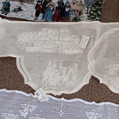 SCRAPS OF SEWING MATERIAL AND TABLE RUNNERS