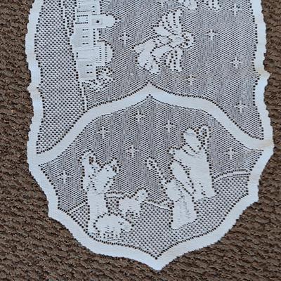 SCRAPS OF SEWING MATERIAL AND TABLE RUNNERS