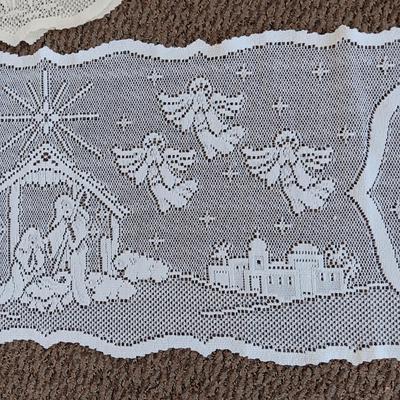 SCRAPS OF SEWING MATERIAL AND TABLE RUNNERS