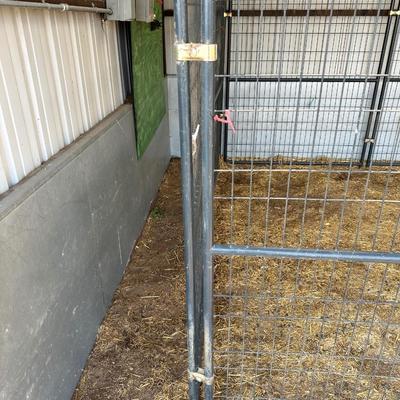 HUGE RETRIEVERS ANIMAL ENCLOSURE