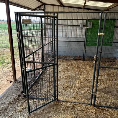 HUGE RETRIEVERS ANIMAL ENCLOSURE