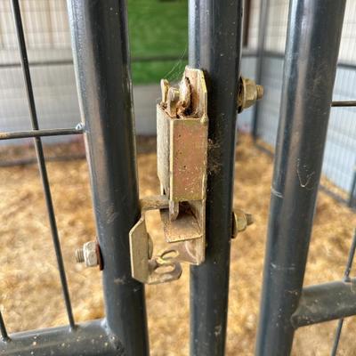 HUGE RETRIEVERS ANIMAL ENCLOSURE