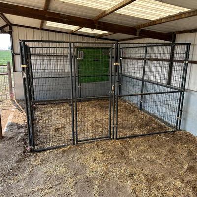 HUGE RETRIEVERS ANIMAL ENCLOSURE