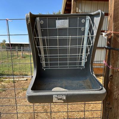 RUGGED RANCH POLY WALL FEEDER