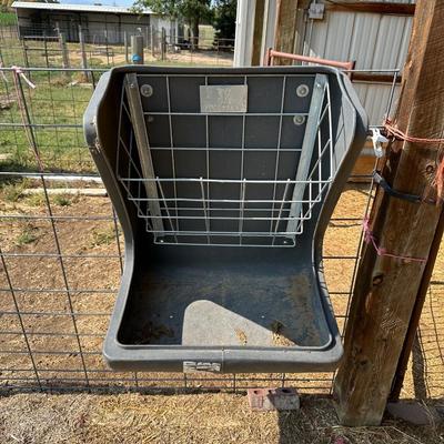 RUGGED RANCH POLY WALL FEEDER