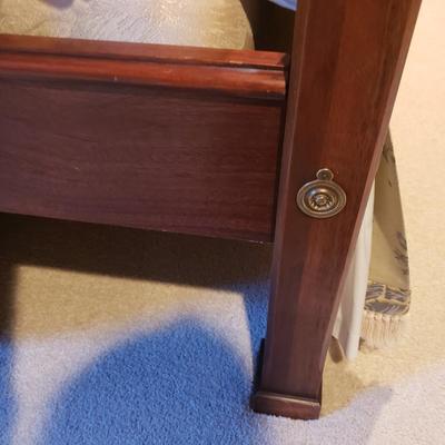Wiltshire of Winchester Ltd Queen Canopy Bed and More (3PB-KD)
