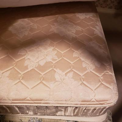 Wiltshire of Winchester Ltd Queen Canopy Bed and More (3PB-KD)