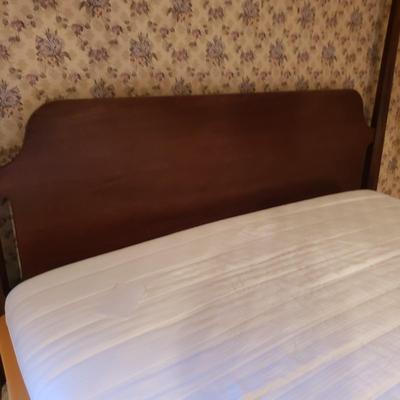 Wiltshire of Winchester Ltd Queen Canopy Bed and More (3PB-KD)