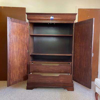 Classical Style Double Door / 2 Drawers Entertainment Cabinet / Center