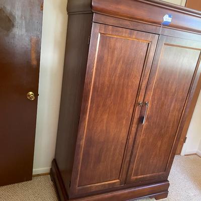 Classical Style Double Door / 2 Drawers Entertainment Cabinet / Center