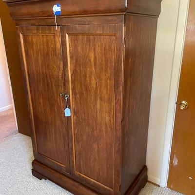 Classical Style Double Door / 2 Drawers Entertainment Cabinet / Center