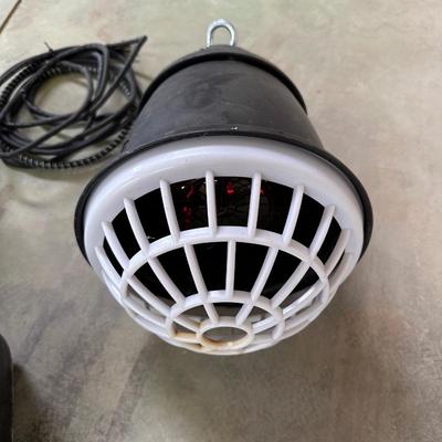 HEAT LAMP AND 2 FENCE FEEDERS
