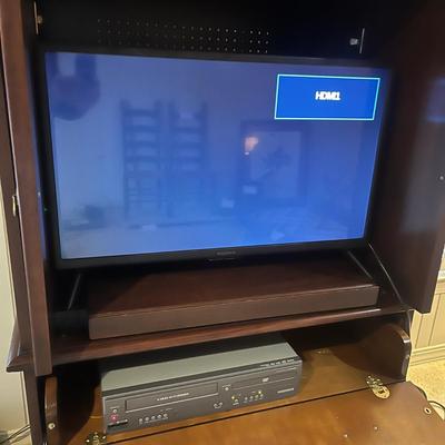 Insignia 32” TV & Magnavox DVD/VCR (2LR-MG)