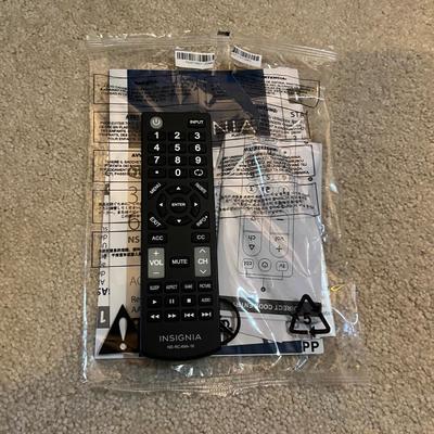 Insignia 32” TV & Magnavox DVD/VCR (2LR-MG)