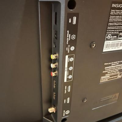 Insignia 32” TV & Magnavox DVD/VCR (2LR-MG)