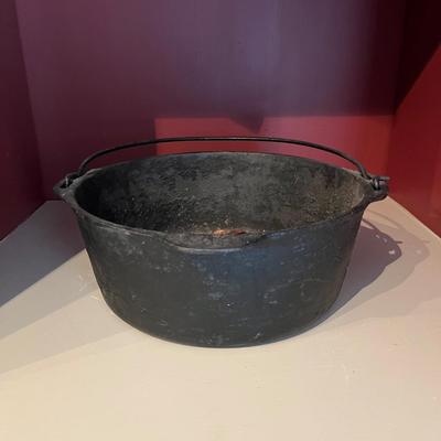 No. 8 Cast Iron Pot with Stone Idli Cooker (2LR-MG)