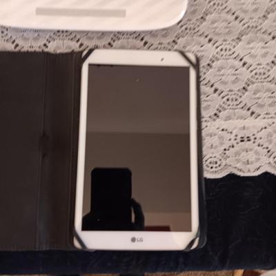 TP-LINK ROUTER AND A LG TABLET
