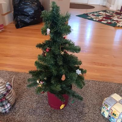 2 QUILTED WALL HANGINGS, SMALL TREE AND OTHER CHRISTMAS ITEMS