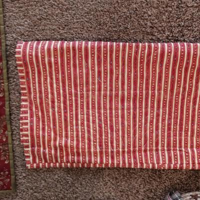 2 QUILTED WALL HANGINGS, SMALL TREE AND OTHER CHRISTMAS ITEMS