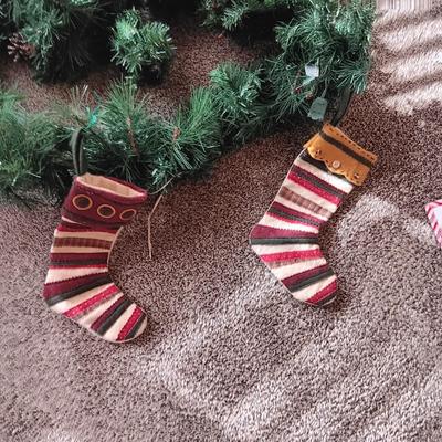 LIGHTED GARLAND WITH PINECONES AND STOCKINGS